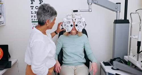 Augenärztin, Frau und Phoropterin zur Untersuchung der Augen, Pflege und Überprüfung des Sehvermögens bei der Untersuchung in der Klinik