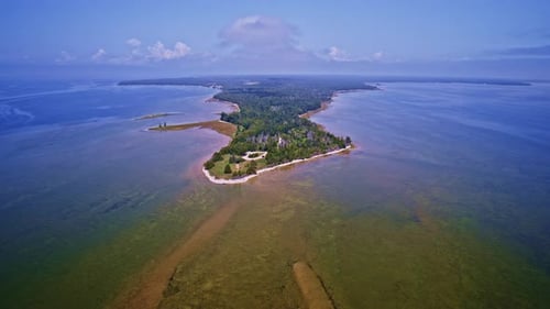 Um drone sobrevoa um farol situado na península que se estende até o Lago Michigan