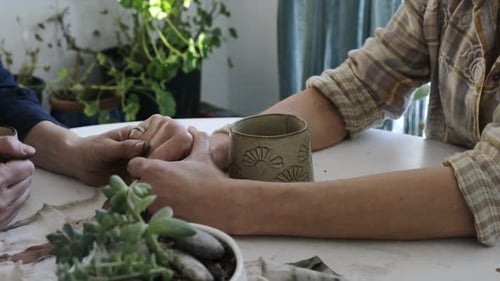 Madre e hija cariñosas disfrutando del té y conversando en una cocina