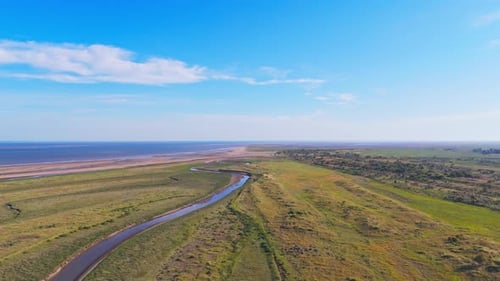Englische Küstenszene. Breite Strände an der Küste von Lincolnshire. Videoaufnahmen aus der Luft, die die Nordsee zeigen