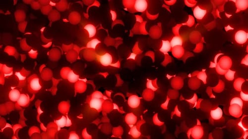 Rote, hell leuchtende Energiekugel-Girlanden mit hellem Weihnachtshintergrund