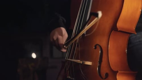 Violoncelliste méconnaissable jouant du violoncelle en gros plan