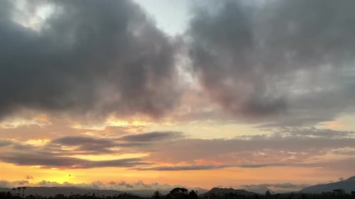 wunderschöner Sonnenuntergang mit Wolken in den Bergen