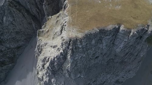 Panorama aéreo de excursionistas en la cima de la montaña