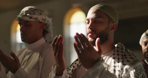 Betende, Moslems und Menschen mit offenen Händen in der Moschee zur spirituellen Lektüre