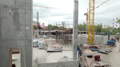 Los constructores recorren los cimientos con barras de refuerzo de acero