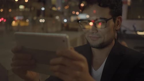Modernes Lifestyle-Porträt einer männlichen Person, die auf einem Mobilgerät im Internet surft