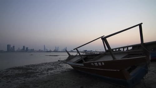 Laps de temps de jour et de nuit de la ligne d'horizon de Manama dans le district diplomatique et le centre de Manama