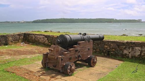 Parallax of an ancient Dutch cannon on the fort wall of Galle overlooking the water in Sri Lanka