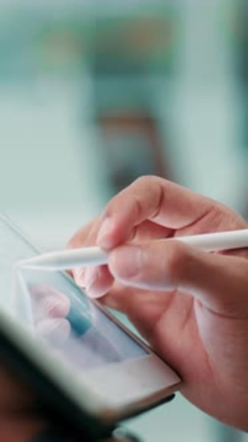 Programmieren, online und Hände mit Tablet, Office und Coder mit Stift zum Debuggen und Mitarbeiter