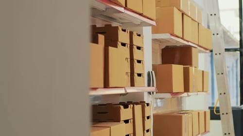 Entrepôt vide rempli de boîtes en carton sur des étagères