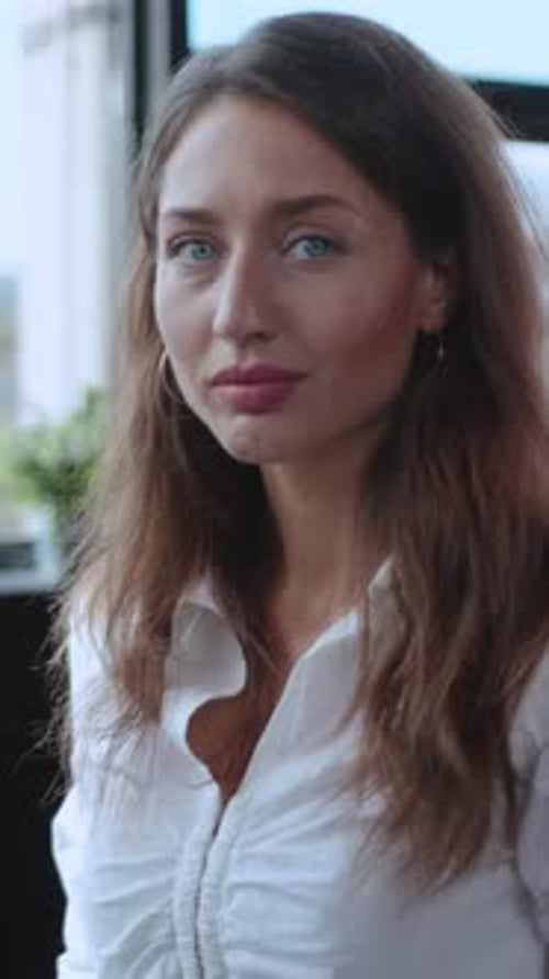 Un portrait candide d'une belle femme capturé dans un cadre lumineux et joyeux