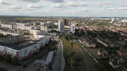 Eine atemberaubende Luftaufnahme einer modernen Stadtlandschaft mit beeindruckenden Gebäuden und Architekturclip