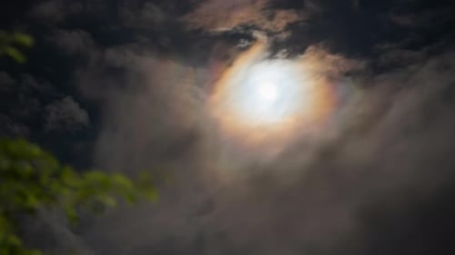 Lapso de tempo da lua em uma noite nublada. A lua se move pelo céu e ilumina as nuvens
.
