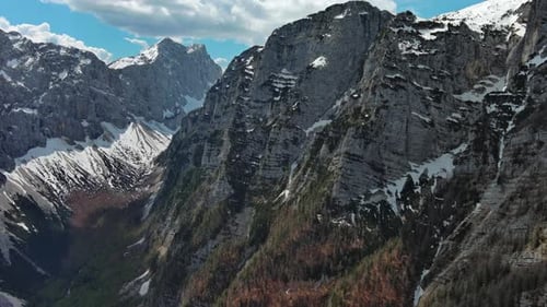 Vue aérienne des sommets des Alpes