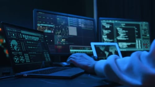 Vue rapprochée. Une jeune femme hacker professionnelle est à l'intérieur par ordinateur