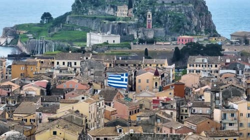 Paysage urbain grand angle de la vieille ville de Corfou avec une ancienne forteresse et un bâtiment historique densément peuplé