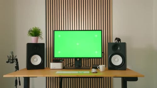 Modernes Heimstudio-Setup mit Greenscreen-Display