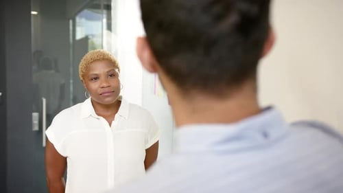 Collaboration sur les détails du projet, collègues multiraciaux discutant dans un environnement de bureau moderne
