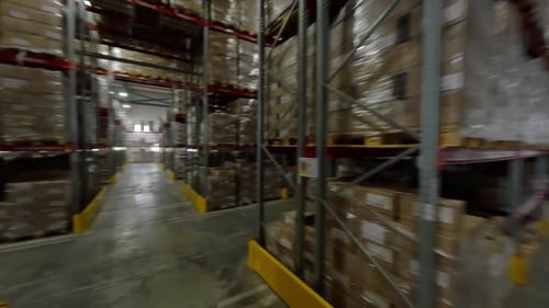 Atelier de recyclage : entrepôt rempli de produits en carton sur des étagères