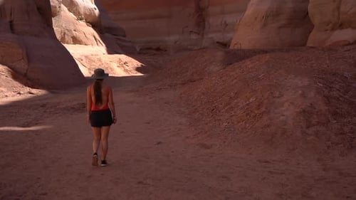 Rücken einer jungen Frau, die im Antelope Canyon, Lake Powell, Arizona, USA, wandert, Naturdenkmal und Sehenswürdigkeiten