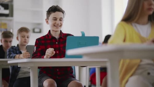 Die Schüler beschäftigen sich mit technologiegetriebenem Lernen und nutzen moderne Geräte und digitale Ressourcen interaktiv