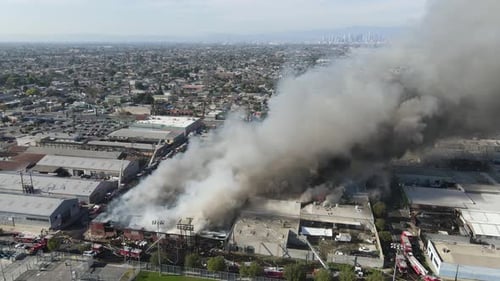 Incendie d'un grand bâtiment vu par une prise de vue aérienne
