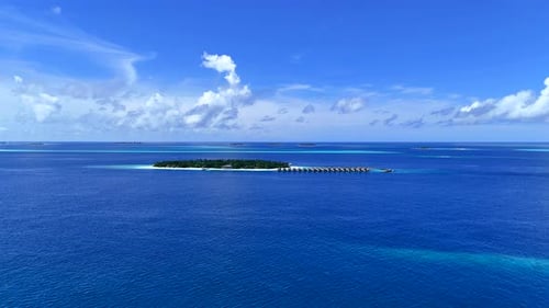 Resort hoteleiro nas Maldivas e belas nuvens