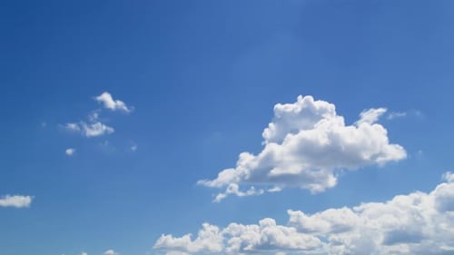 Blauer Himmel mit flauschigen Wolken Zeitraffer