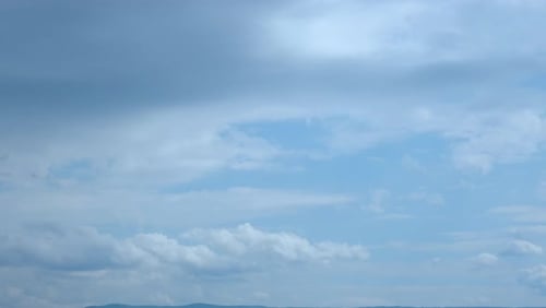 Zeitraffer mit weißen Wolken