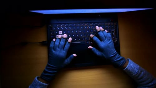 Hacker Hand vole des données d'un ordinateur portable de haut en bas