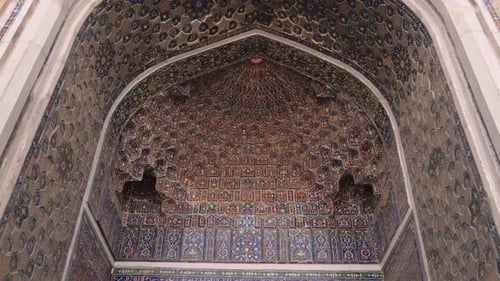 regardant le plafond de l'intérieur voûté de la mosquée islamique de Samarcande, en Ouzbékistan, le long de l'histoire
