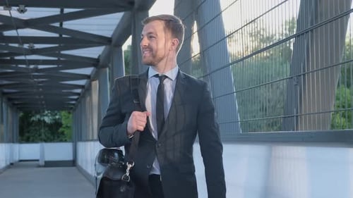 Vertrauen Europäischer Geschäftsmann Büroangestellter in einem Anzug mit Aktentasche geht im