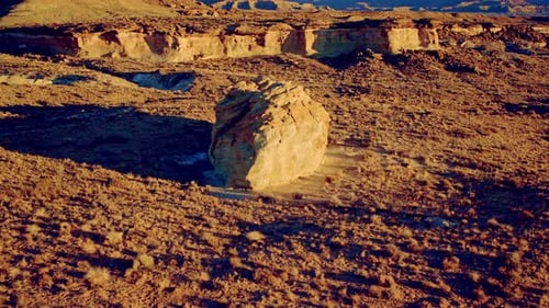 Photo prise en haute altitude montrant la géologie étrange et merveilleuse des hoodoos crapauds.