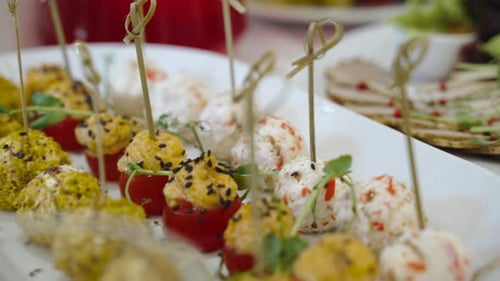 Teller mit Gourmet-Set mit schnellen Gemüsesnacks mit Meeresfrüchten und Spießen auf dem Tisch