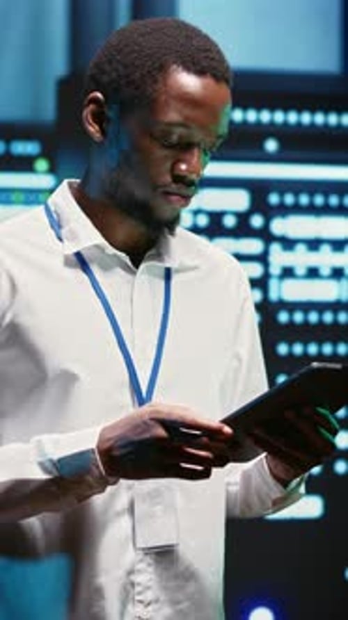 Vertikaler Videotechniker geht durch Server-Rigs