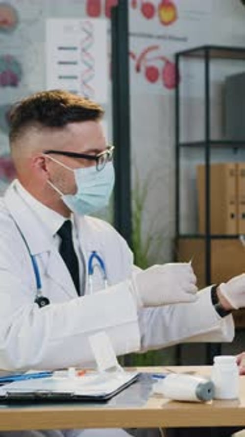 Älteres Paar injiziert einen Impfstoff oder ein Medikament, während es von einem Arzt in einer Klinik untersucht wird