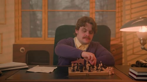 Einsamer Mann mit Schnurrbart in einem Vintage-Büro spielt Schach mit sich selbst Der Chef spielt ein Brettspiel bei