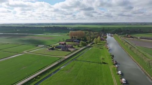 Vista aérea del sendero rural con ciclistas que pasan por Avenhorn, Holanda