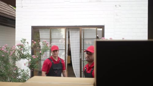 El repartidor traslada los artículos a la casa.