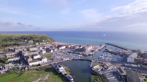 Vista aérea de West Bay, una ciudad costera en Dorset, Inglaterra