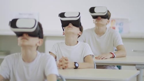 Students Experience Virtual Reality in the Classroom