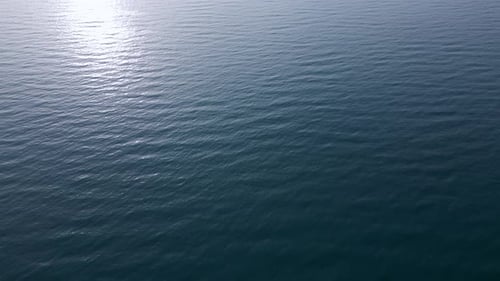 Luftbild der Meeresoberfläche, die die Sonne reflektiert