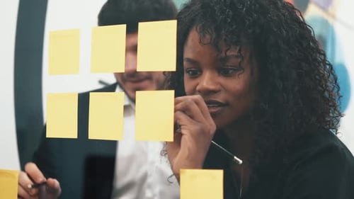 Discussion animée sur de jeunes hommes d'affaires prometteurs