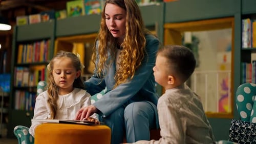 In der Buchhandlung im Kinderbereich Schönes Mädchen und Junge, ihre Mutter, um ihnen ein Buch vorzulesen