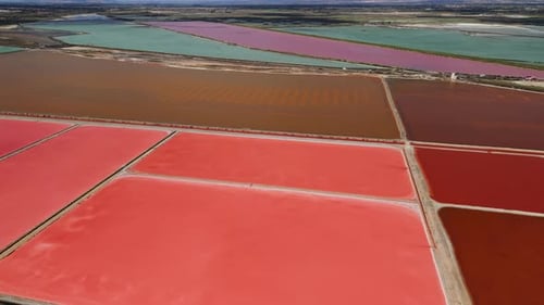 Vista aérea de drone de lagoas coloridas de evaporação de sal perto de Santa Pola, Alicante, Espanha, Geométrica