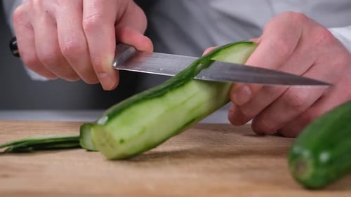 Chef schält Gurke