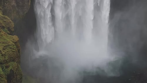 Natureza impressionantemente bela da Islândia durante o pôr do sol