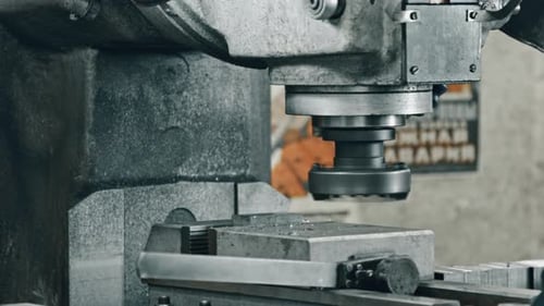 Präzise Metallformung mit industrieller Fräsmaschine