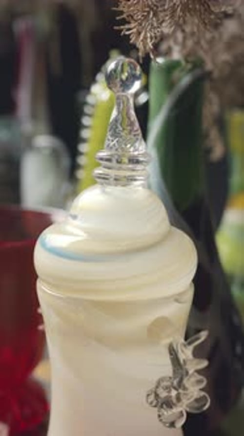 Carafe en verre blanc dans un atelier de soufflage de verre